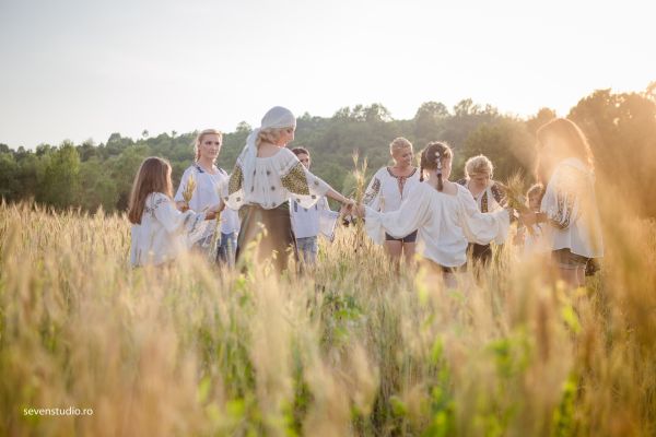 "IA inspiră, fascinează, se reactualizează, marcând periodic şi definitiv trendurile şi moda”